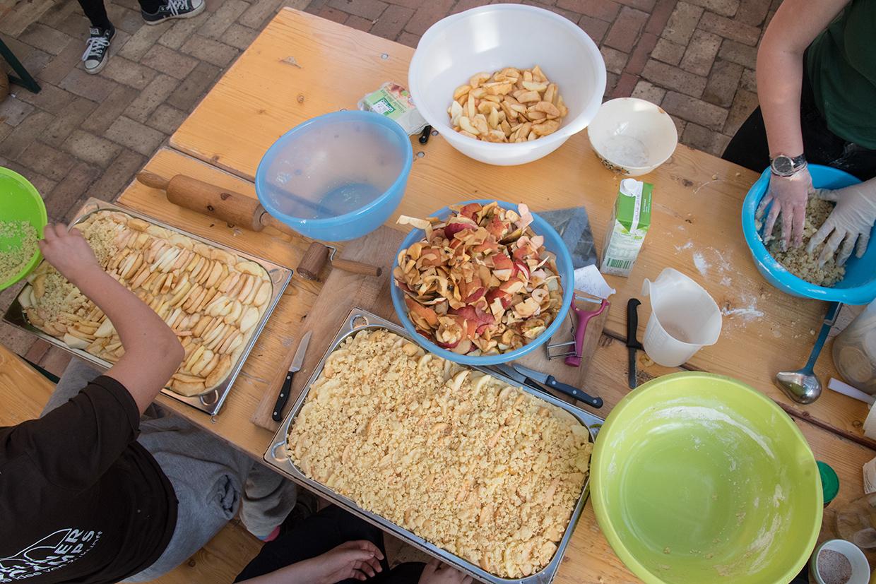 Kuchen backen beim Wangeliner Workcamp.