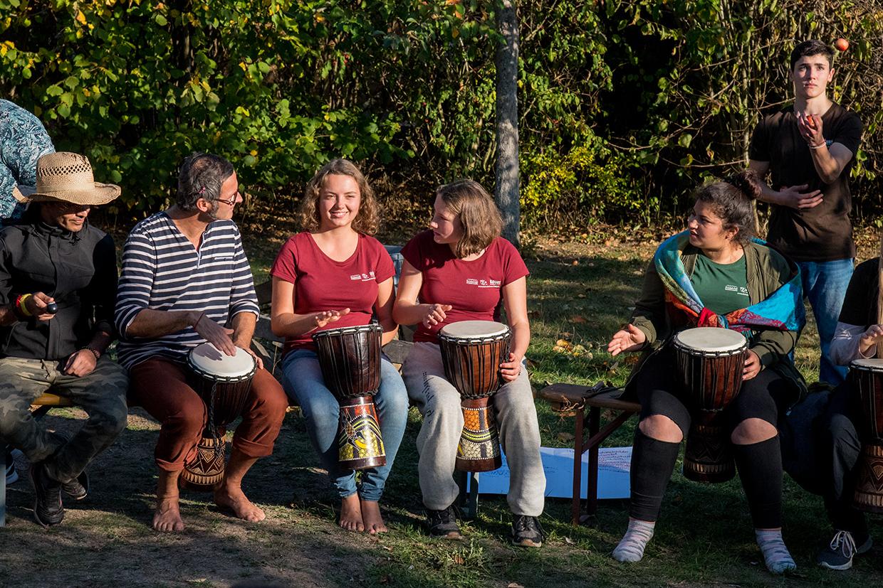Junge Menschen unterschiedlicher Nationen machen Musik beim WWC.