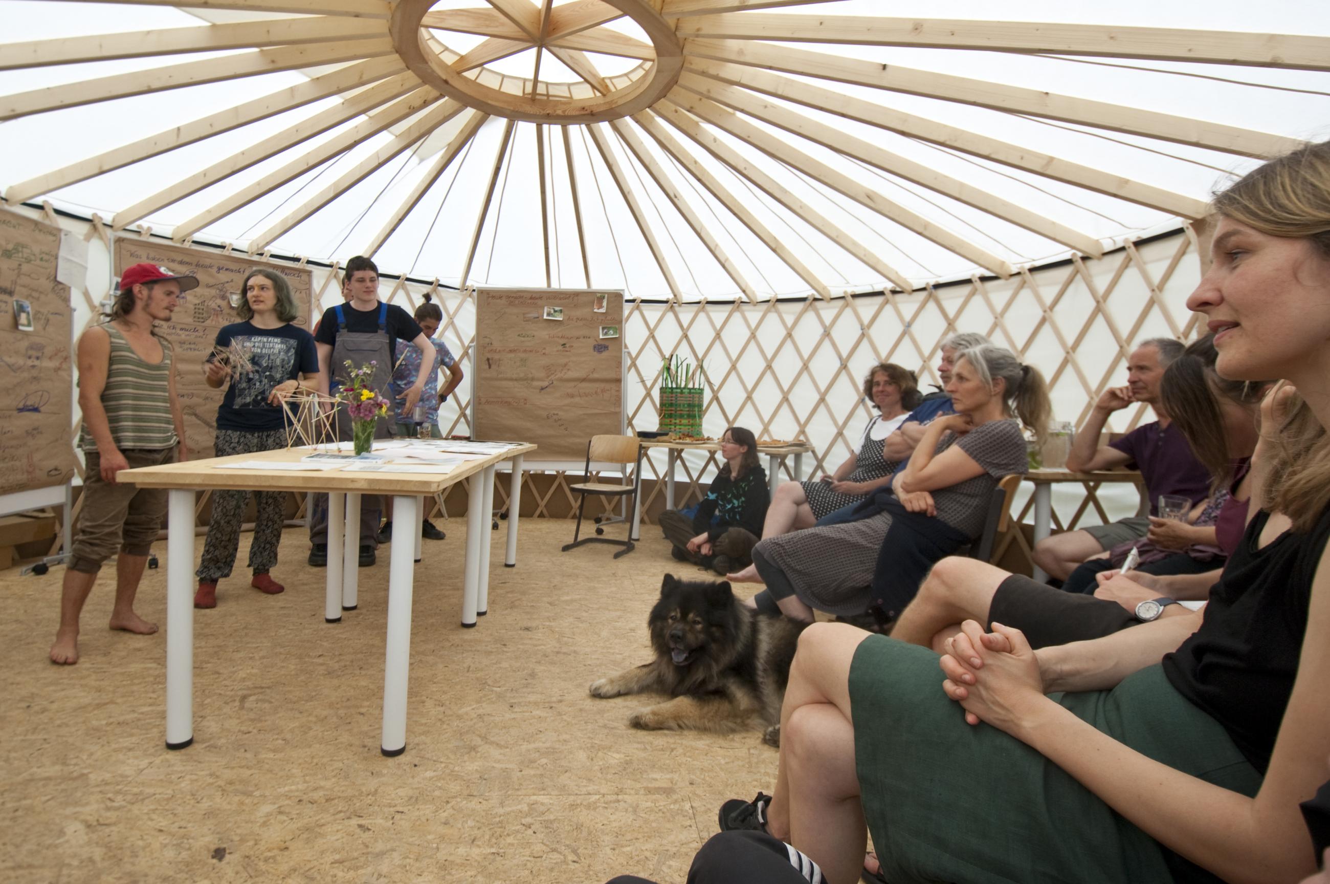 Vorstellungsrunde junger Menschen unterschiedlichster Nationen beim Wangeliner Workcamp