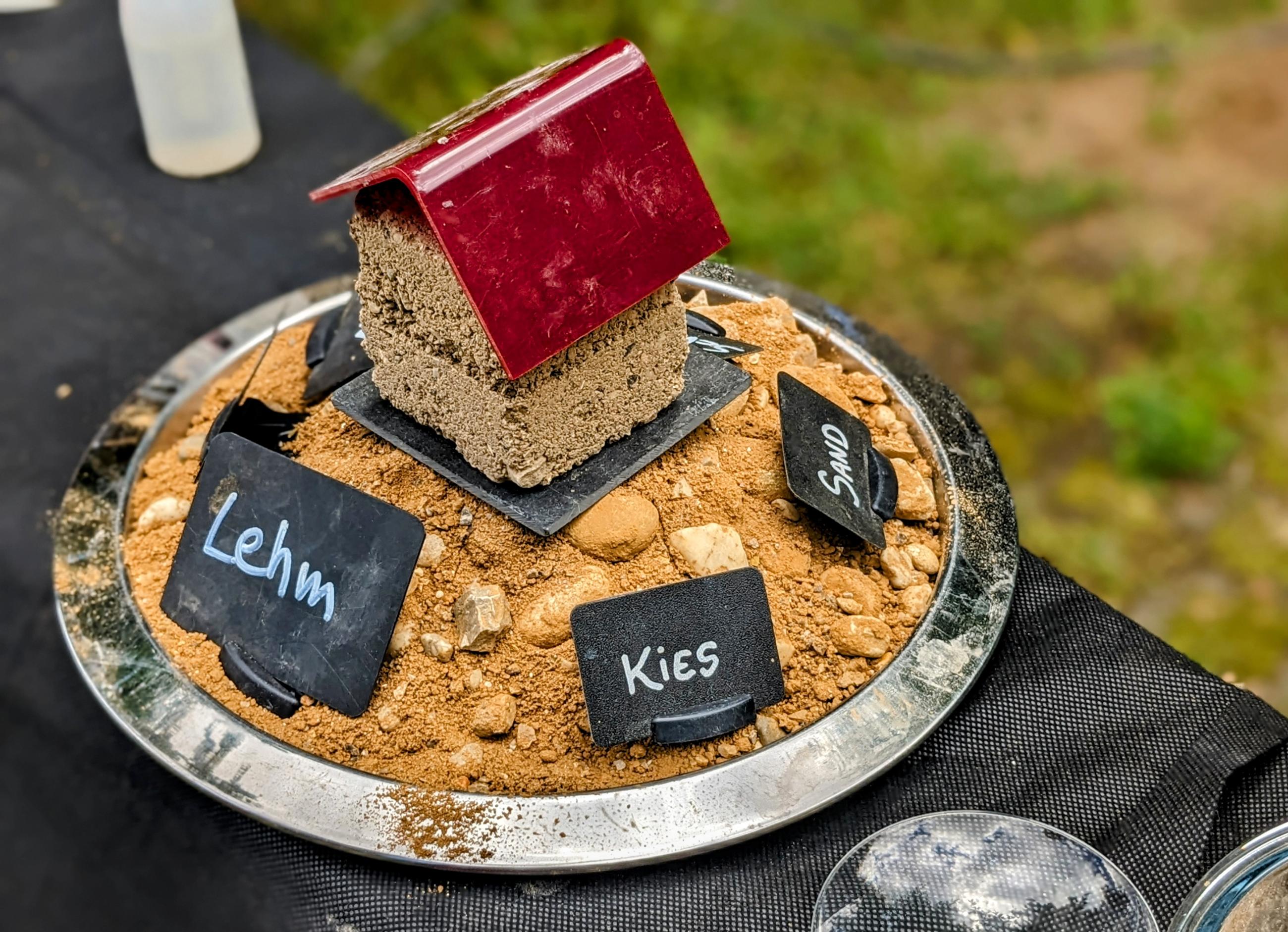 Haus aus Naturmaterialien beim Kinderlehmbautag in Wangelin