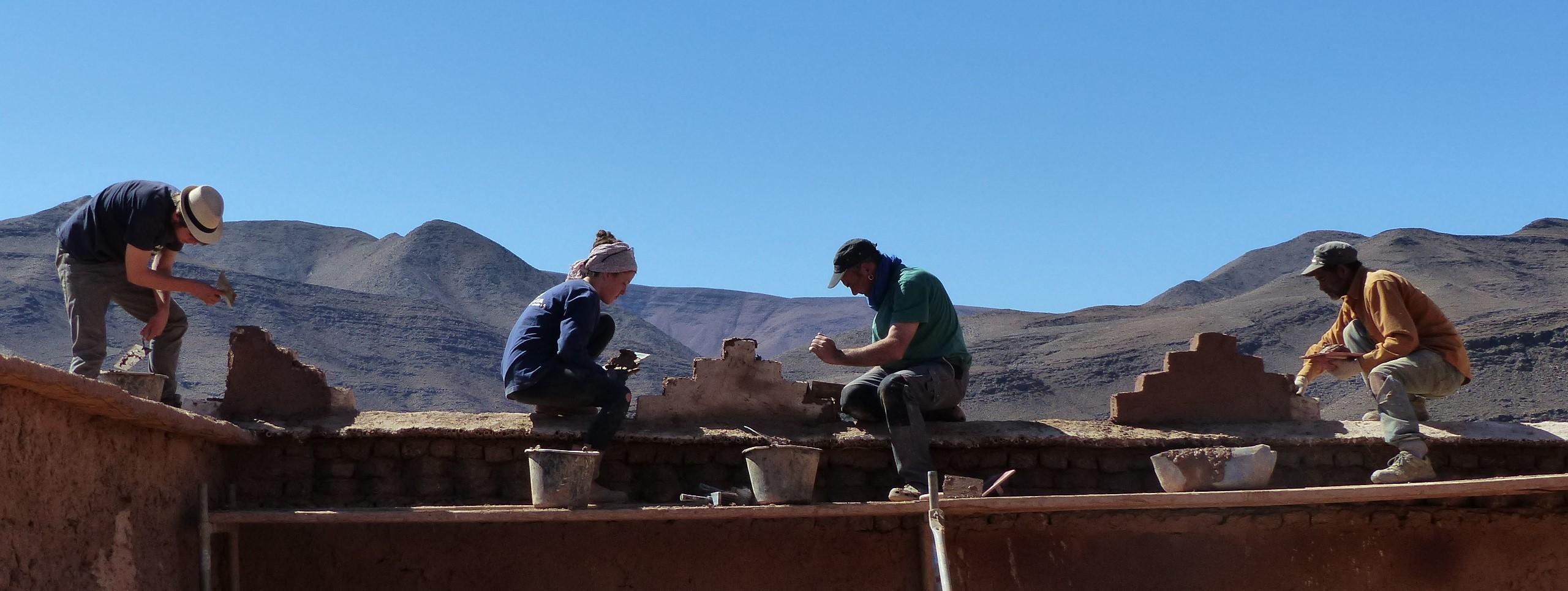 Arbeit an den Burgzinnen des Kasbah Tamnougalt