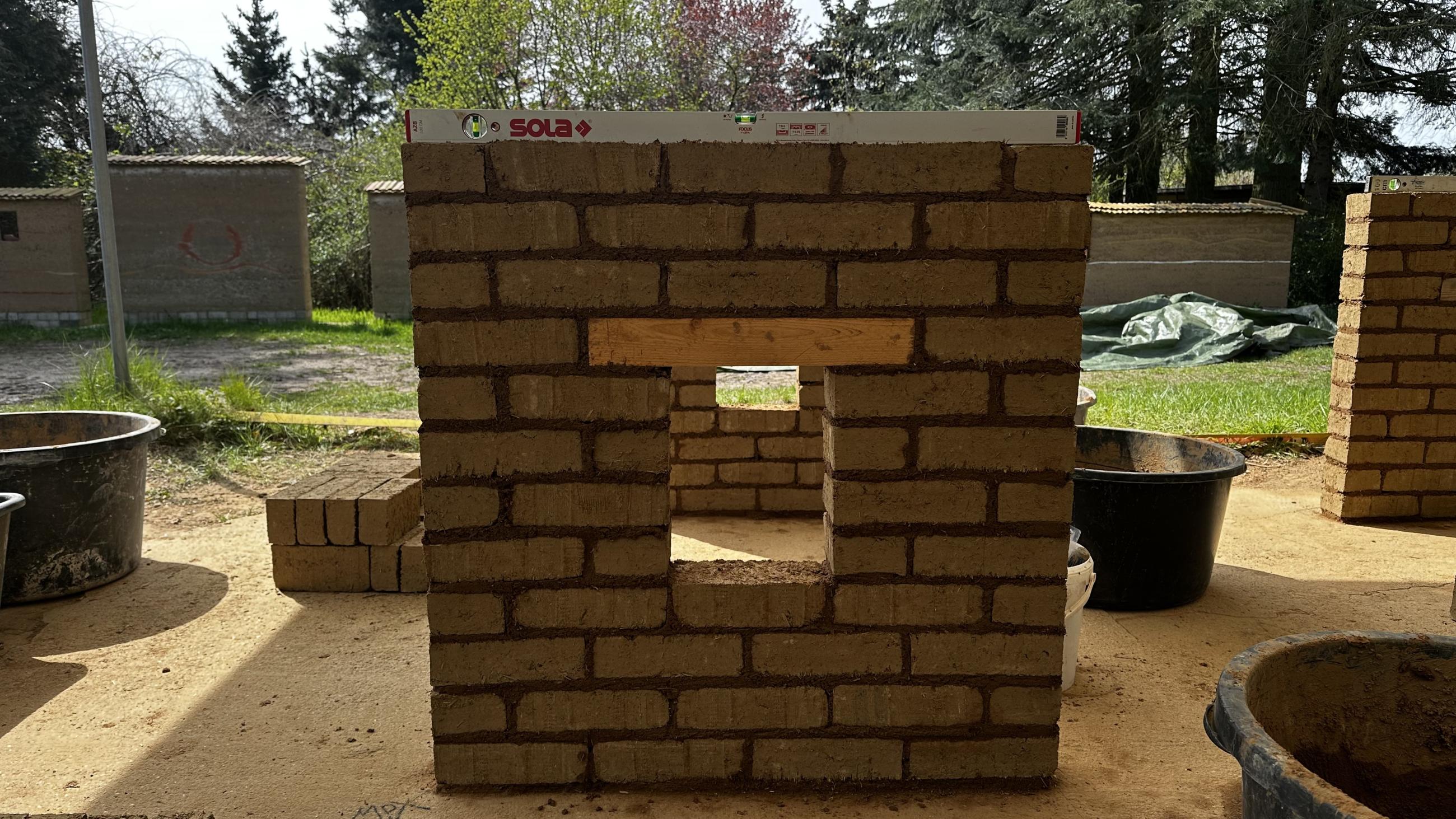 Mauer aus Lehmsteinen