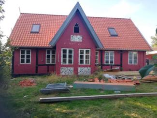 Dieses Haus in østerlars auf Bornholm soll mit Seegras gedämmt werden
