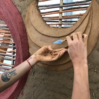 Gestalten mit Lehm – auch das wird auf der Denkmal an unserem Stand zu sehen sein
