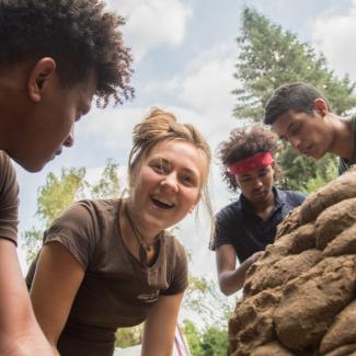 Junge Menschen beim Bau eines Lehmbackofen im Rahmen des Wangeliner Workcamps
