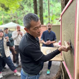 Yamamoto-Sensei trägt den Nakanuri-Putz auf, mit beeindruckender Technik und Gelassenheit.