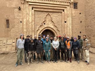 Gruppenfoto Lehmbau Marokko 2025 vor der Kasbah Tamnougalt