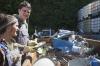 Junge Menschen auf der Suche nach gebrauchten Materialien für das Wangeliner Workcamp Upcycling